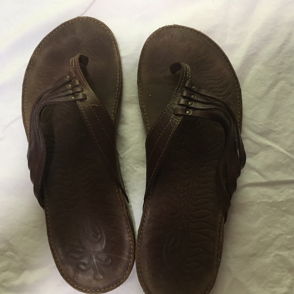 Women's brown leather Olukai Mahana flip flops size 7
